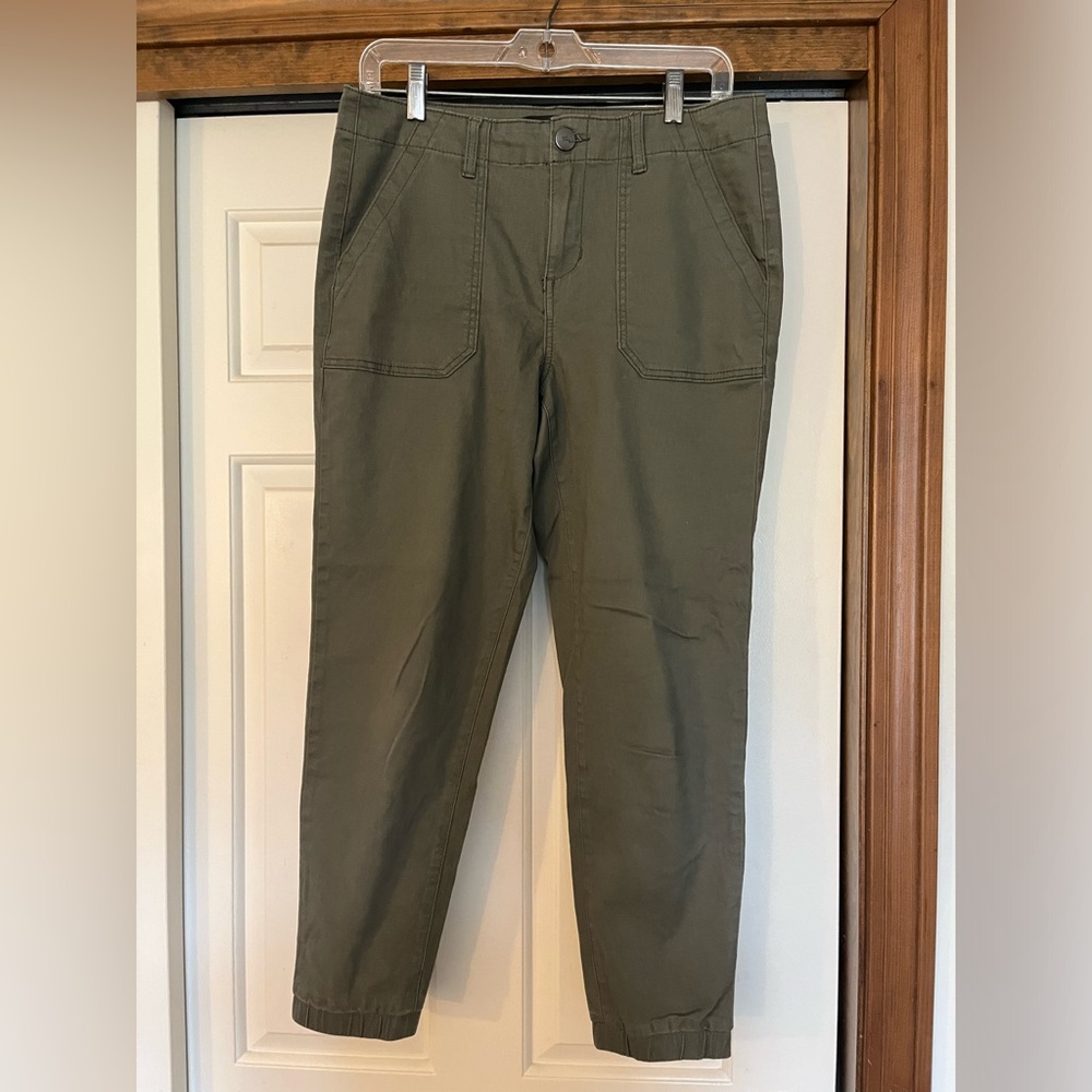 Women’s jean joggers with elastic pant cuffs, size 8, 1822 Denim brand